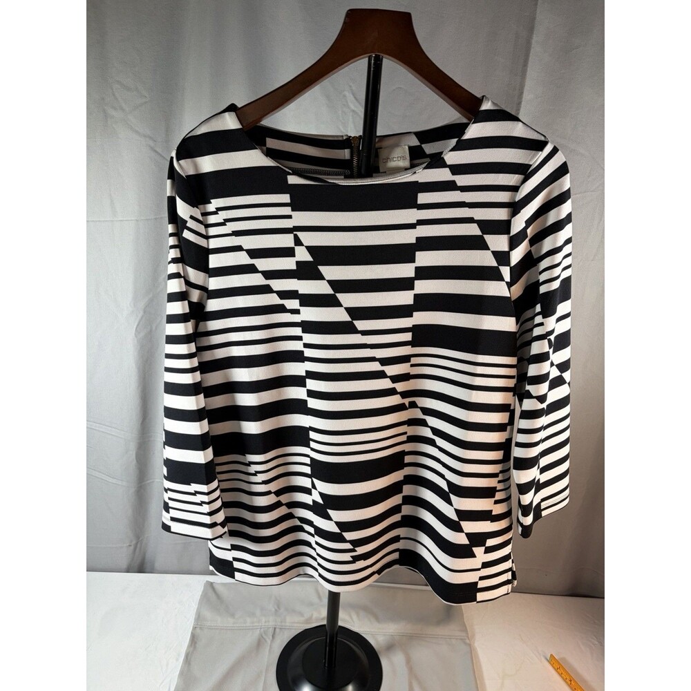 Chicos white /black blouse Size 1 92% polyester 8% spandex EUC